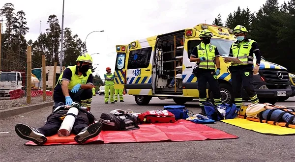 Simulacro de escena de emergencias con bomberos realizando Triage