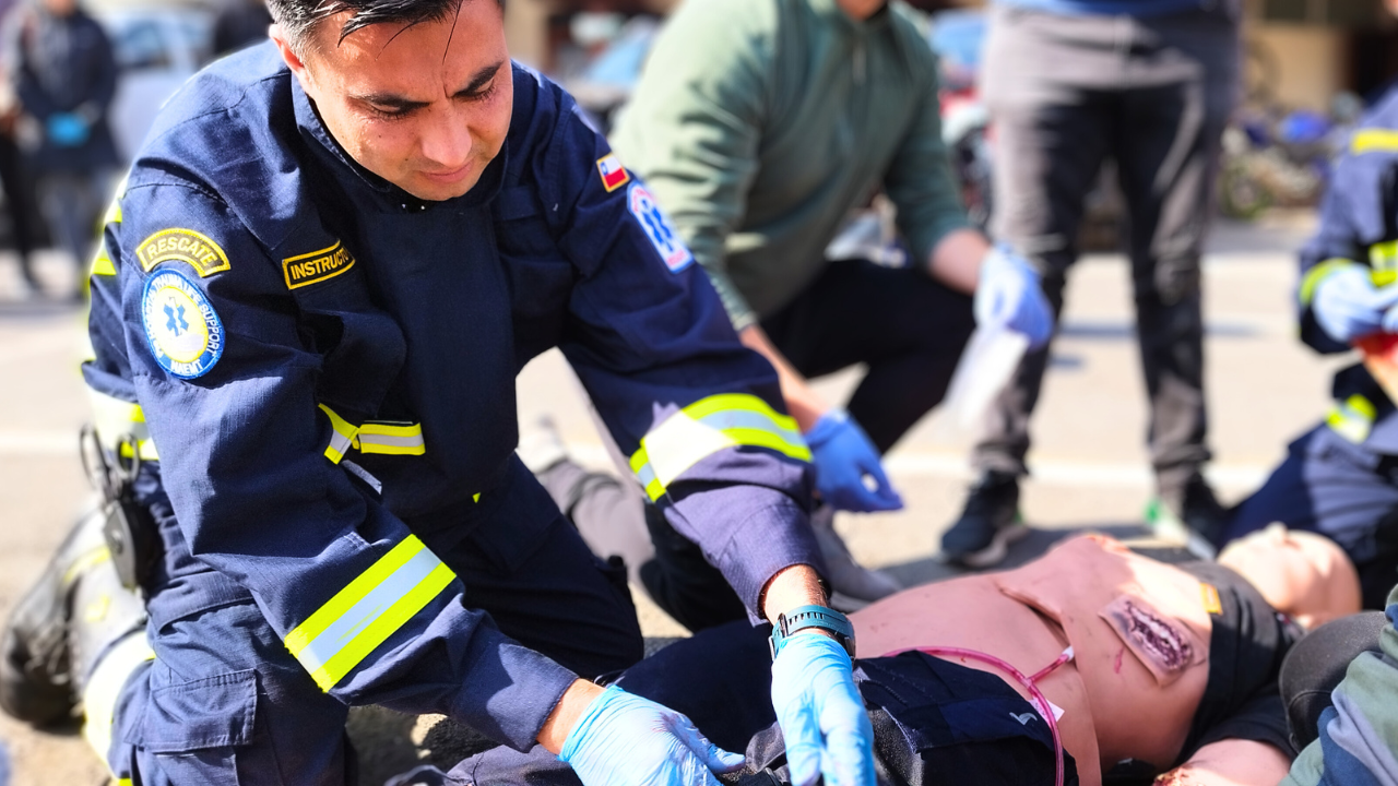 Instructor Start Fire aplicando técnicas de Stop the bleed