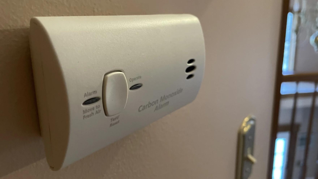 Detector de monóxido de carbono Kidde instalado en una pared