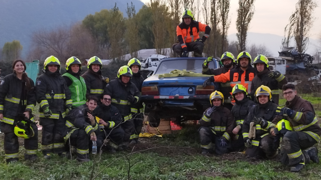 Bomberos de la Tercer Compañía de Bomberos de San Vicente de Tagua Tagua finalizando curso de rescate vehicular